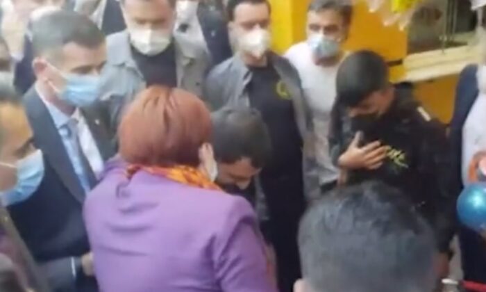 Rize’de Akşener’e sevgi gösterisinde bulunan tek kişi torbacı çıktı!.