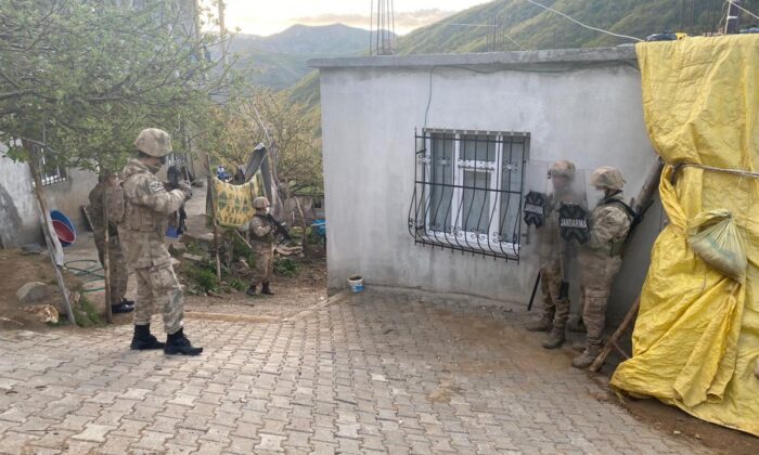 Bitlis merkezli 4 ilde PKK operasyonu! 9 gözaltı..