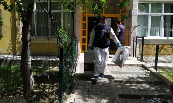 Küçükçekmece’de evlat dehşeti! Annesini öldürüp, kafasını kesti!.