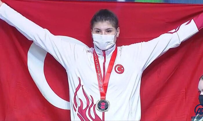 Dünya Gençler Halter Şampiyonası’nda Dilara Uçan’dan altın madalya..