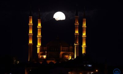 Masal gecesi! Süper Çiçek Kanlı Ay tutulması başladı!.