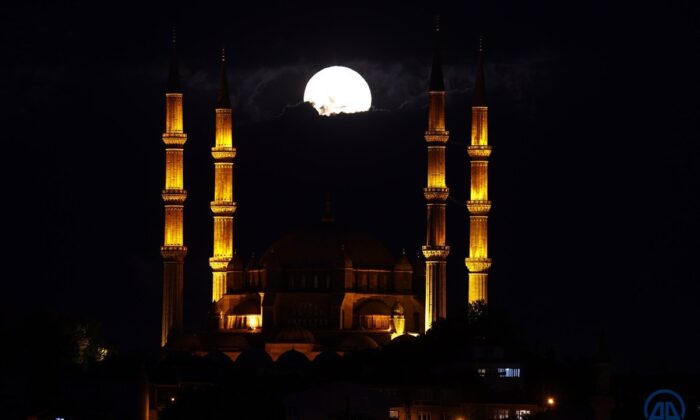 Masal gecesi! Süper Çiçek Kanlı Ay tutulması başladı!.