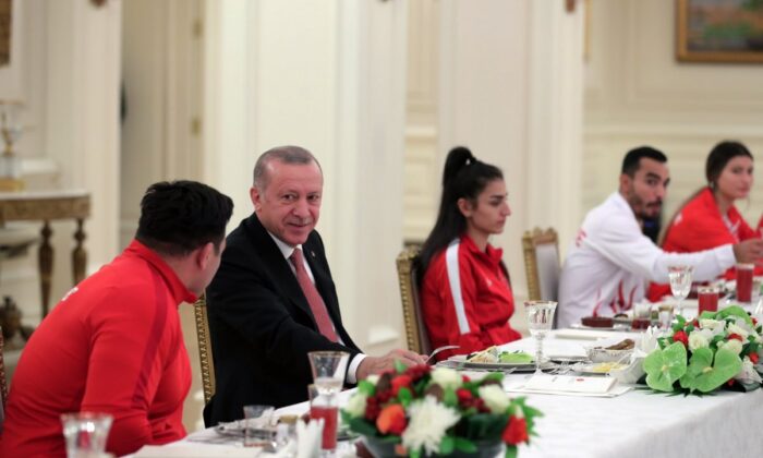 Başkan Erdoğan şampiyon sporcularla birlikte iftar yaptı.. (Foto Galeri)