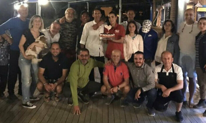 Hükümete “Tam Kapanma” çağrısı yapan Fatih Portakal’a bak!. Pandemi kurallarını hiçe sayıp doğum günü partisi düzenledi!.