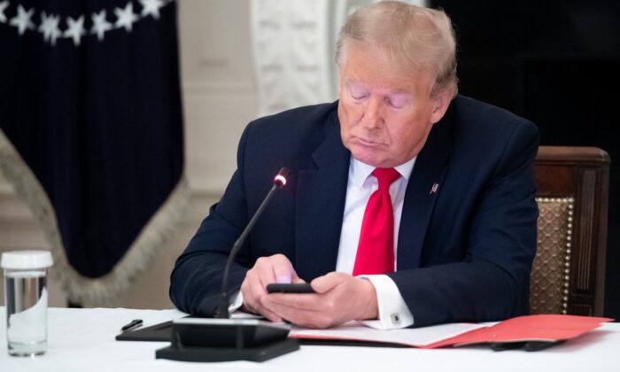 Twitter, Trump’ın açıklamalarını yayınlayan hesabı askıya aldı!.