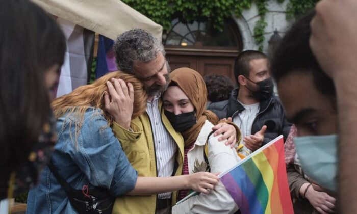 Boğaziçi Üniversitesi’ndeki eylemlere katılan öğrencilere fazla not veren sözde akademisyen kıçına tekmeyi yedi!.