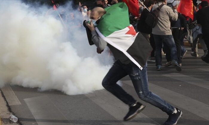 Yunanistan’da terörist İsrail’i protesto eden göstericilere polis müdahalesi..