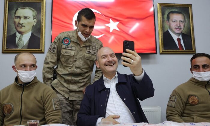 Cumhurbaşkanı Erdoğan, Mehmetçik ile bayramlaştı!.