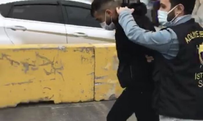 Sosyal medyada tanıştığı şahıs tarafından silahla gasp edildi!.