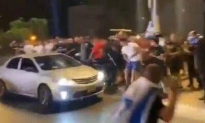İşgalci teröristler, Filistinlilerin bulunduğu araçlara saldırdı!. (video haber)