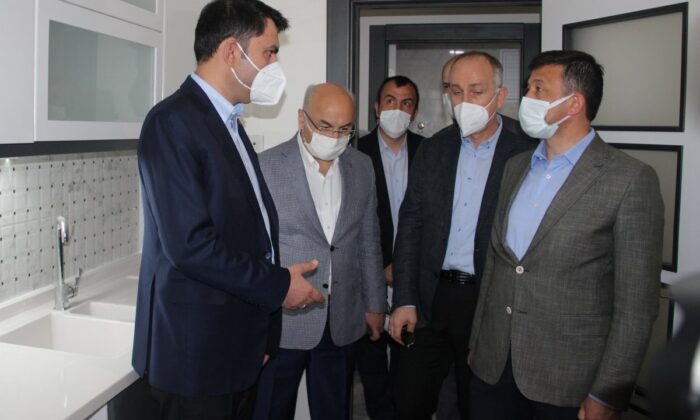 İzmir’de CHP’li depremzedelerden, Murat Kurum’a konut teşekkürü! “CHP’liyiz ama gördüğümüzü söyleriz, sözünüzde durdunuz!.”