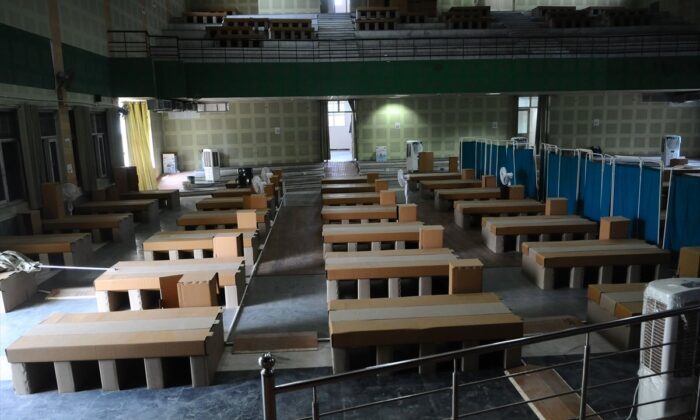 Hindistan’da karton yataklı coronavirüs bakım merkezi kuruldu!.