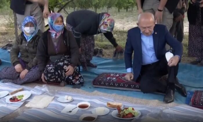 Hani bunlar halkçıydı?! Kılıçdaroğlu, yer sofrasına ayakkabılarını çıkarmadan oturdu!.