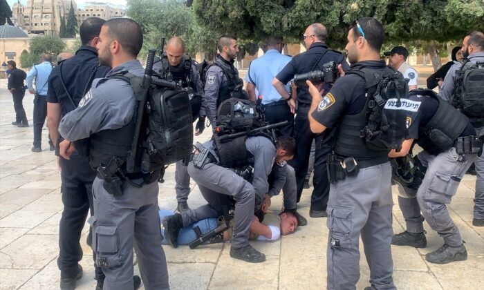 İşgalci teröristler yine Mescid-i Aksa’ya baskın düzenledi!.