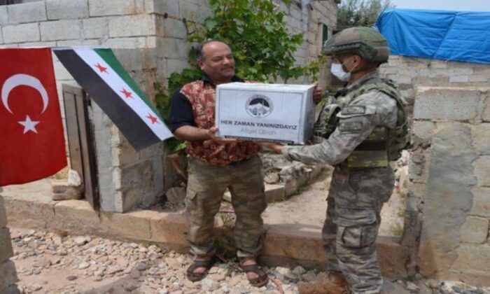 Mehmetçik İdlib’de yardımlara devam ediyor!.