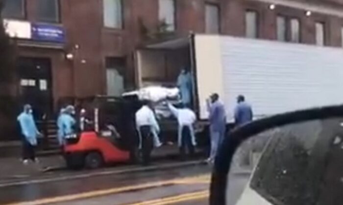 New York’ta virüsten ölen 750 kişinin cesedi soğutucu kamyonlardan çıktı!.