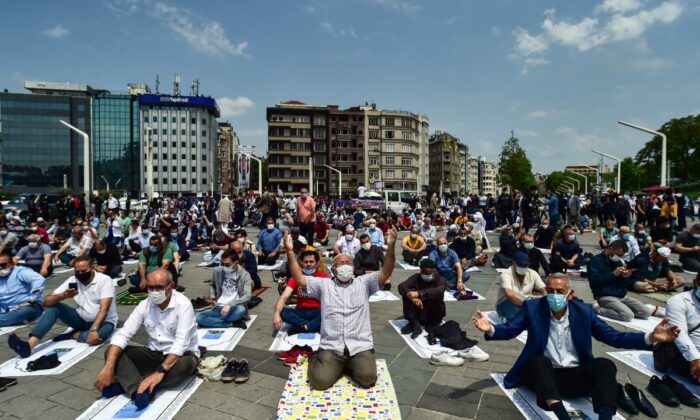İstanbullular Taksim Camii’ne akın ettiler..