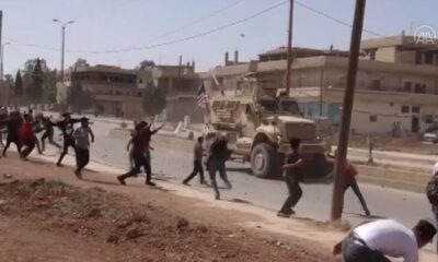 Beslediği köpekler ısırmaya başladı! Terör örgütü YPG/PKK yandaşları ABD askerlerini taşladı!.