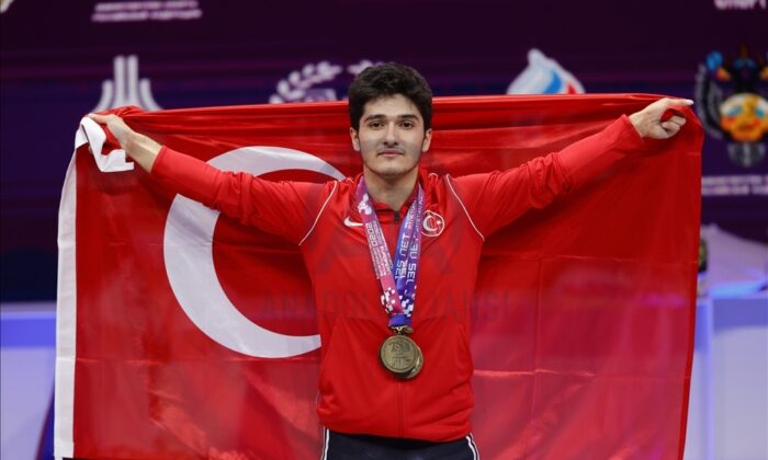 Milli Halterci Muhammed Furkan Özbek Dünya Şampiyonu oldu!.