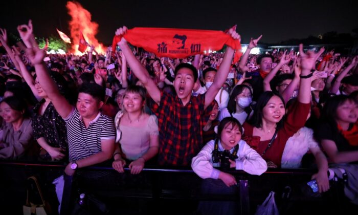 Virüsün merkez üssü Wuhan’da binlerce kişilik müzik festivali..