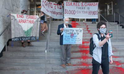 Yahudi aktivistler girişi kırmızıya boyadı! “İçeri giren İsrail’in ne olduğunu görüp girsin!.”