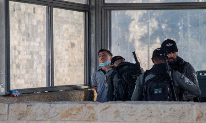 Terörist İsrail’in kuduz köpekleri, aşırı sağcı milletvekiline tepki gösteren Filistinlilere saldırdı!.