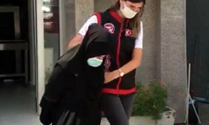 İzmir’de annesini öldürüp bahçeye gömen kadın tutuklandı!.