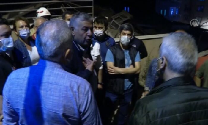 Sarıyer’de çöken binayı görmeye gelen belediye başkanı Şükrü Genç’e tepki! “2 yıldır neyi bekliyorsun?.”