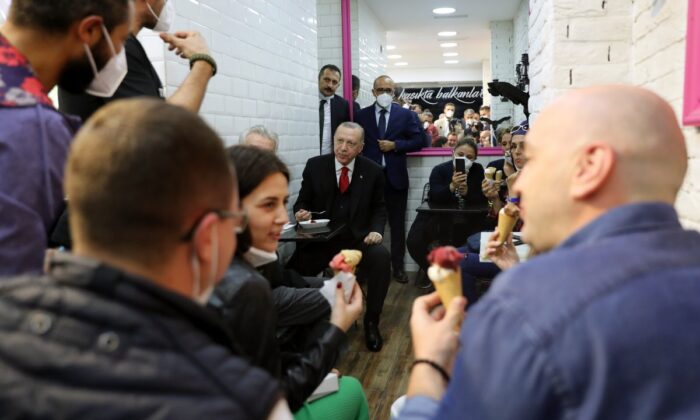 Cumhurbaşkanı Erdoğan, Beylerbeyi’nde vatandaşlarla sohbet edip dondurma yedi!.