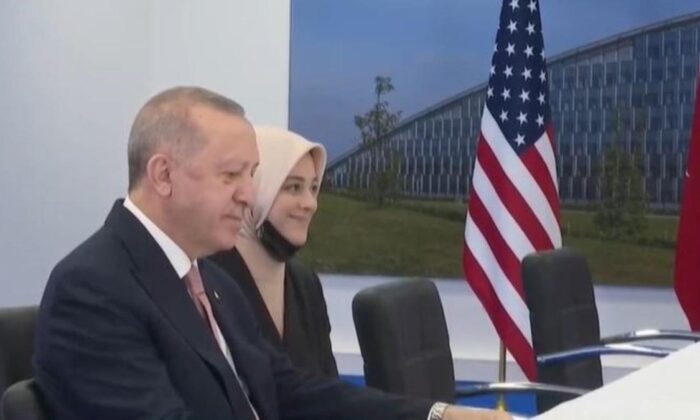 AK Parti’den Kavakcı’ya yönelik eleştirilere sert tepki! “Genç ve başörtülü olduğu için linç edilmeye çalışılıyor!.”