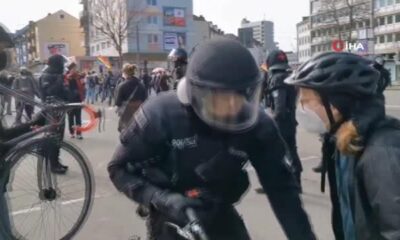 Almanya’da polisten gazetecilere coplu saldırı..
