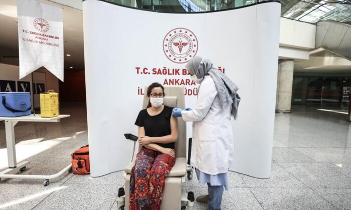 Ankara Esenboğa Havalimanı’nda aşı uygulama standı açıldı!.