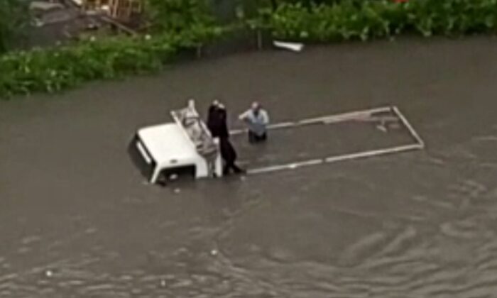 Mansur Yavaş başkente denizi getirdi! Ankara’da selde mahsur kalan vatandaşı yüzerek halatla kurtardılar!.