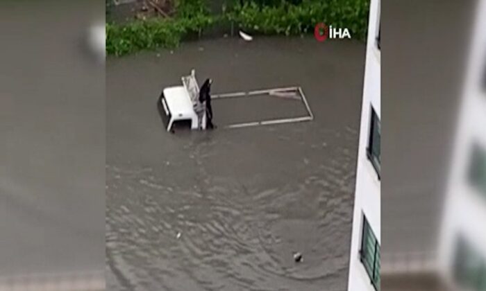 Ankara’da sağanak yağmur sonrası araçlar su altında kaldı!.