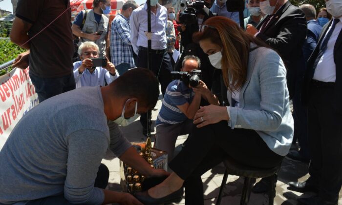 CHP’liler Erzurum’da.. Gamze İlgezdi 60 kişilik heyetle ayakkabılarını boyattı!.