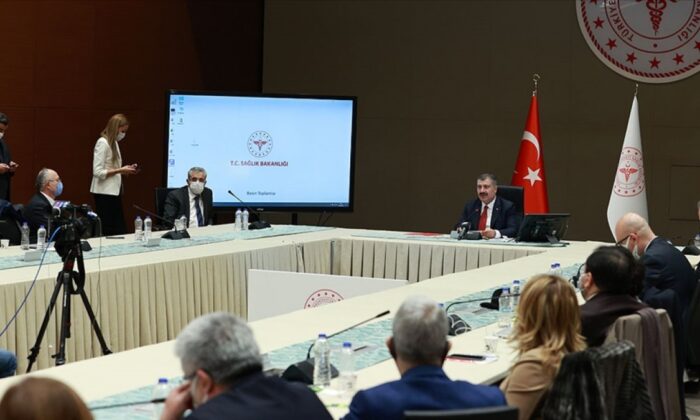 Yasakların kalkmasından sonra sıra maskeleri atmaya geldi.. Bilim Kurulu kritik karar için bugün toplanıyor..