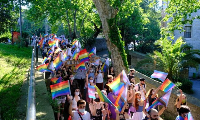 Yine sapkınlık, yine ahlaksızlık! Boğaziçi Üniversitesi’nde LGBT yürüyüşü..