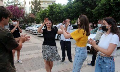 18 yıllık eşinden boşanan kadın, davul zurnayla kutlama yaptı!.