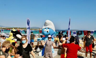 Heykel mucidi CHP! Didim Belediyesi, plastik şişelerden Şirinler heykeli yaptı!.