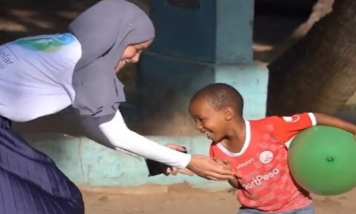 Gamze Özçelik, bu kez Tanzanyalı çocukların gönüllerini fethetti!.