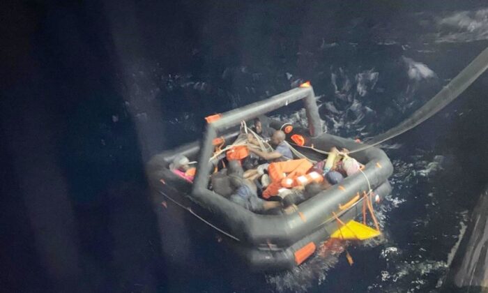 Muğla’da Yunanistan tarafından Türk Kara Sularına itilen 32 göçmen kurtarıldı!.