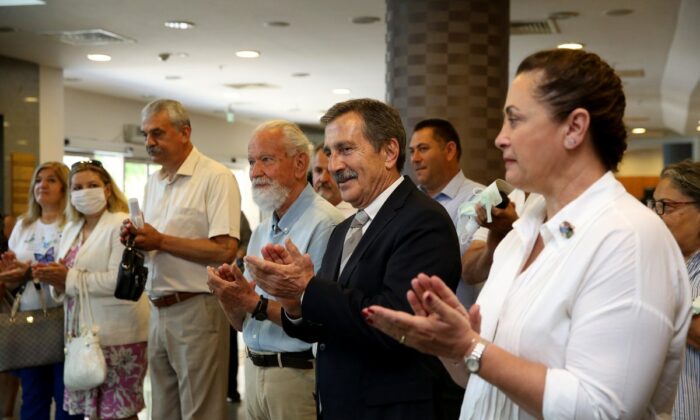 Kanal İstanbul’a gerek yok, en önemli ihtiyaç(!) heykel! CHP’li belediyelerden ortaklaşa heykel açılışı..