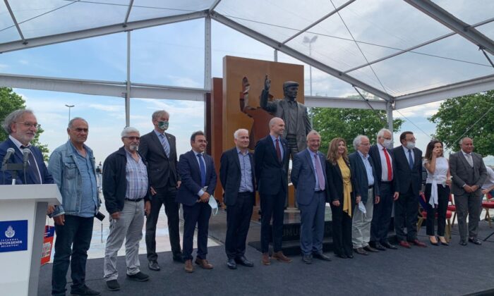 Müthiş bir hizmet(!) daha! CHP’den İstanbul’a yeni heykel..