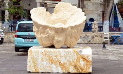 AK Parti 45 günde 2 pandemi hastanesi açtı, CHP 2 yılda ne halta benzediği belli olmayan heykel yaptı!.