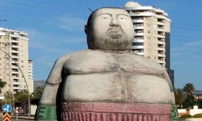 CHP’nin en önemli gündemi! Mersin Büyükşehir Belediyesi’nin yaptırdığı biçimsiz heykel tepki çekmeye devam ediyor!.