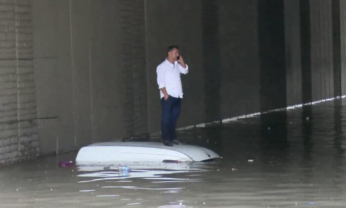 İstanbul’da sağanak yağmur kâbusu!. Alt geçitler can pazarına döndü, sürücüler yüzerek canlarını kurtardı!.