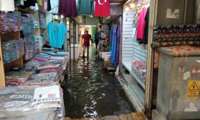 İzmir aynı kadere teslim! Sağanak yağışın sebep olduğu selde, tarihi Kemeraltı Çarşısı göle döndü!.