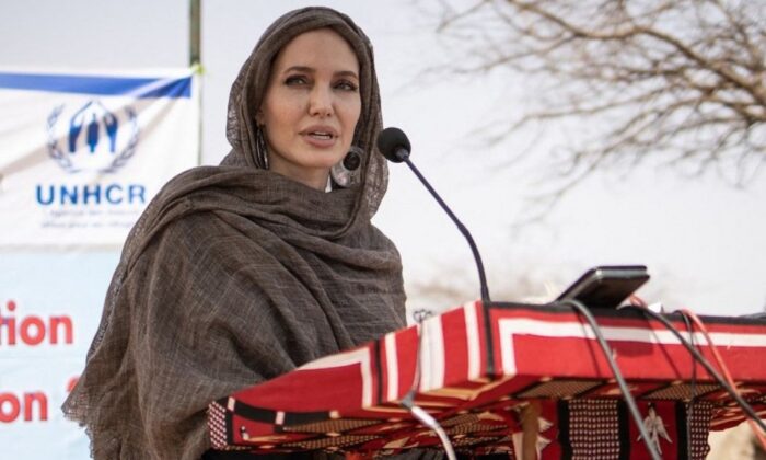Amerikalı oyuncu Angelina Jolie mülteci kampını ziyaret etti!.
