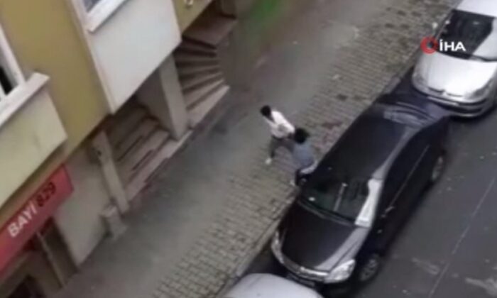 Hamile eşini sokak ortasında tekme tokat dövdü!.