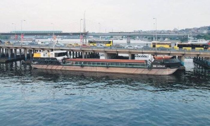 Yalan makinesi Ekrem’in müsilaj temizleme palavrası da elinde patladı!. O gemi 27 aydır yerinden bile kıpırdatılmamış!.